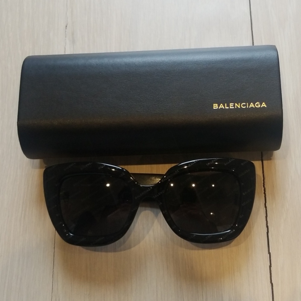 Thick graphic Balencia sunglassss